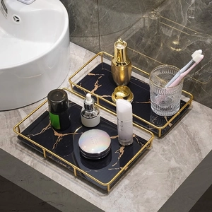 Bandejas de baño modernas de mármol negro y metal dorado para organización de lujo