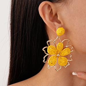 Pendientes de flores huecas de rafia estilo vacaciones con marco de metal dorado