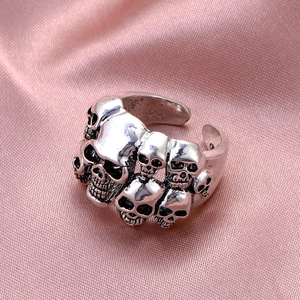 Anello teschio punk gotico argento con finitura vintage e fascia aperta regolabile