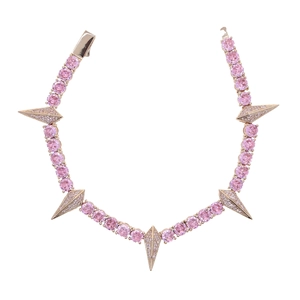 Détails des zircons roses sur bracelet tennis doré avec pointes serties de diamants