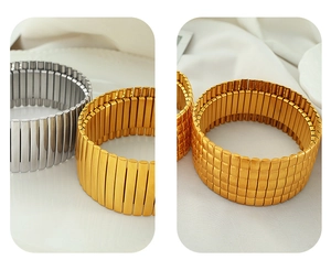 Makro-Detail breiter elastischer Metallarmbänder in Gold und Silber, mattiert