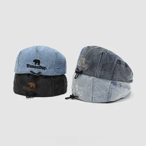 Set di baschi in denim per bambini con ricamo a orsetto e coulisse in quattro lavaggi