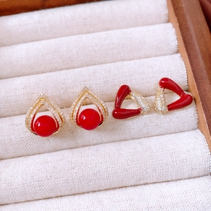 Détails de boucles d'oreilles plaquées or 18 carats en triangle et goutte rouge