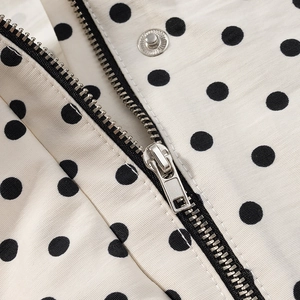 Damen Freizeit-Trainingsanzug mit Polka-Dots, Silber-Reißverschluss und Knopf-Detail
