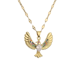 Collier pendentif oiseau doré avec zircons colorés et une grande pierre goutte