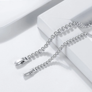 Detalle macro de una elegante cadena tenis de plata con piedras de circonita redondas