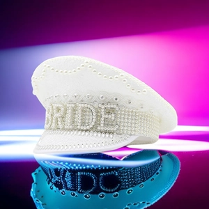 Cappello da sposa bianco con paillettes, perle e strass su sfondo neon