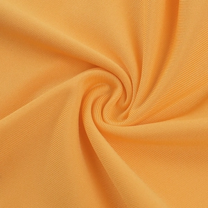 Gros plan sur le tissu en maille côtelée orange avec texture douce et drapé élégant