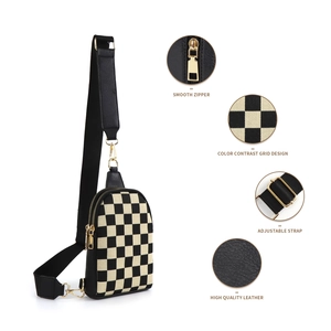 Détails du sac bandoulière à damier avec finitions dorées et bandoulière réglable