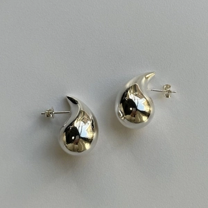 Minimalist 925 sterling silver teardrop stud earrings with polished mirror finish surface