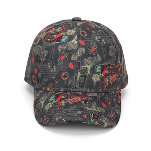 Dettaglio cappello baseball con stampa vintage Parigi e ricamo Torre Eiffel rosso verde