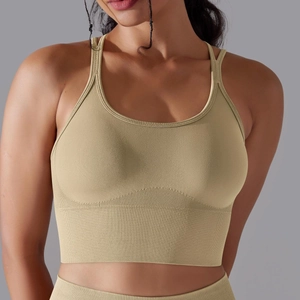 Détail de la brassière de yoga vert olive sans couture avec ourlet côtelé et bretelles