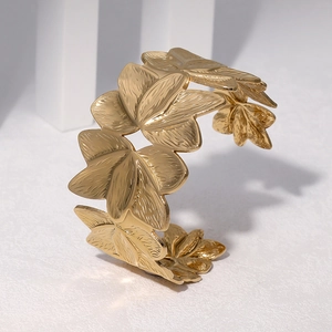 Bracelet ajustable en acier inoxydable doré 18K avec motif de pétales de feuilles brossé