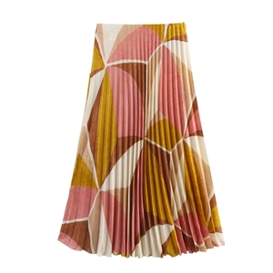 Détail d'une jupe plissée trapèze géométrique avec blocs de couleurs rose, jaune et crème