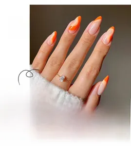 Details von langen Mandel-Kunstnägeln mit minimalistischem orangem Wirbelliniendesign