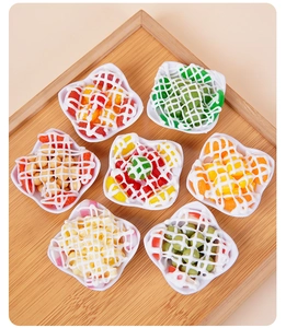 Detailoverzicht van miniatuur fruitsaladeschalen met realistische room en kleurrijke toppings