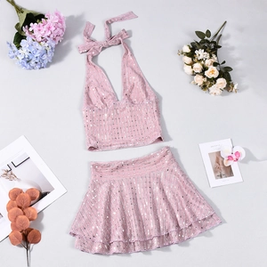 Ensemble haut dos nu et mini-jupe à paillettes roses avec décorations florales