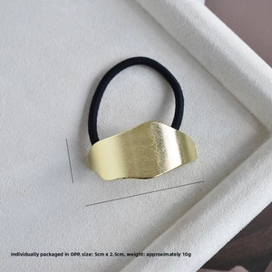 Close-up of golden U-shaped alloy hair ring with brushed metal texture and 5cm size detail
