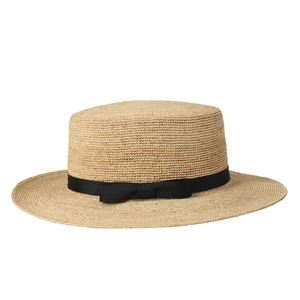Klassischer Raffia-Flachdeckel-Strohhut mit schwarzem Band für Sonnenschutz im Sommer