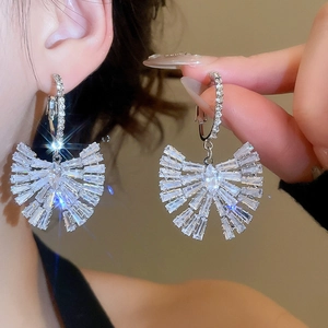 Gros plan de boucles d'oreilles papillon en zircon étincelant avec finition argentée