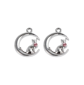 Détail de deux pendentifs lune chat argentés avec strass roses pour bijoux DIY