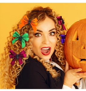Pinces à cheveux d'Halloween avec araignées et nœuds portées par un mannequin blond