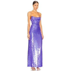 Abito lungo viola con paillettes, scollo a cappuccio e spalline sottili per feste eleganti
