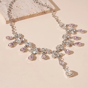 Collier élégant avec pompons en feuilles et cristaux roses et clairs pour femmes