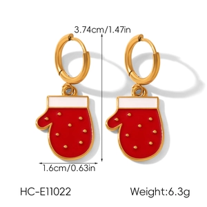 Détail de boucles d'oreilles gants en émail rouge avec dimensions 3,74cm et 1,6cm