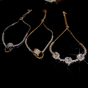 Détail macro de bracelets ajustables plaqués or avec oxydes de zirconium géométriques