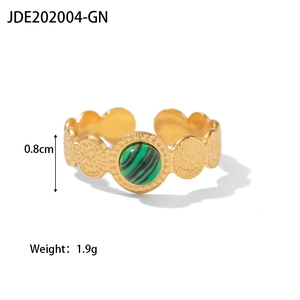 18K gold-plated ring with a 0.8cm green malachite stone and hammered texture detail