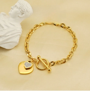 Vue détaillée du bracelet cœur en acier doré avec strass scintillants et fermoir OT