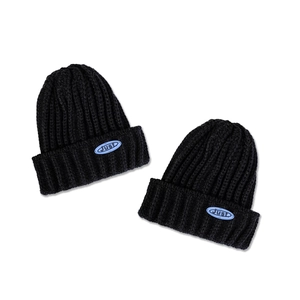 Paire de bonnets en maille noire avec écusson bleu Just pour la chaleur hivernale
