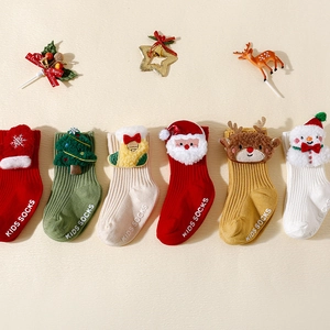 Vue détaillée de chaussettes de Noël pour bébés avec motifs 3D de renne et Père Noël