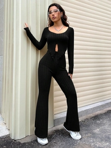 Damen-Set aus schwarzem Rippstrick mit langärmeligem Oberteil und ausgestellter Hose