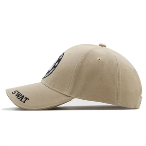 Vue détaillée de la casquette tactique kaki avec broderie SWAT et écusson de police
