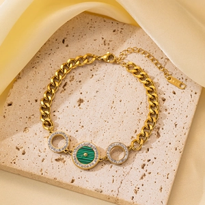Detalle de pulsera cubana bañada en oro de 18K con malaquita central y cristales