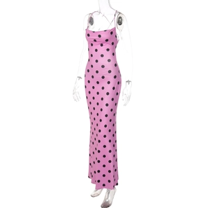 Détail de la robe dos nu rose à pois avec lacets réglables et coupe ajustée
