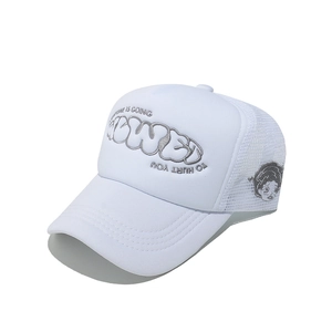 Detailansicht der weißen Trucker-Cap mit grauer Bestickung und Mesh-Gewebe