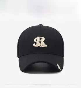 Détail d'une casquette de baseball noire classique avec broderie SR beige de qualité