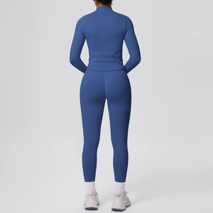 Vista posteriore del set da yoga blu scuro con leggings a vita alta e top a maniche lunghe