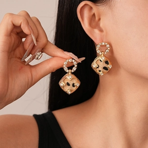 Élégantes boucles d'oreilles vintage léopard avec diamants sur un mannequin féminin chic