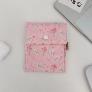 Detailansicht der gesteppten Baumwolltasche mit süßem Hasenprint und Druckknopfverschluss