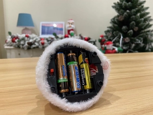 Vista dettagliata del vano batterie con tre pile AA e interruttore di accensione rosso