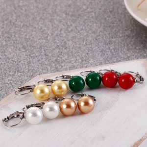 Vue macro de boucles d'oreilles perles en cinq couleurs avec crochets argentés