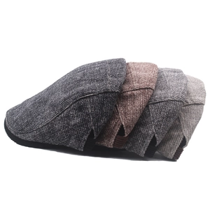 Détail de casquettes plates à rayures en gris et marron avec doublure thermique