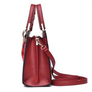 Elegante bolso de boda rojo con patrón de grano y detalle de pañuelo floral