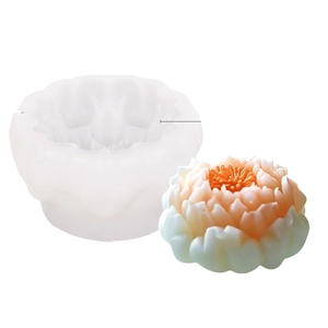 Macro-opname van een 3D lotusbloem siliconen mal en afgewerkte handgemaakte kaars