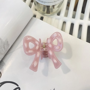 Pince à cheveux rose en forme de nœud avec détails en laine pour coiffure d'hiver