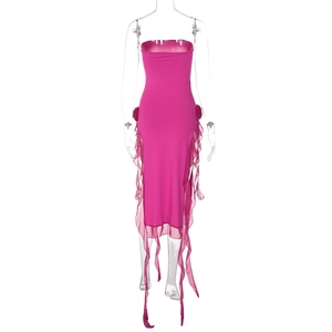 Détail d'une robe midi bustier fuchsia avec ornements floraux et ourlet volanté asymétrique